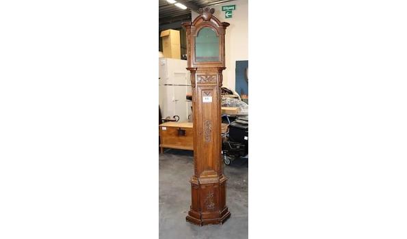 oude houten klok met binnenwerk, hoogte plm 256cm, licht beschadigd